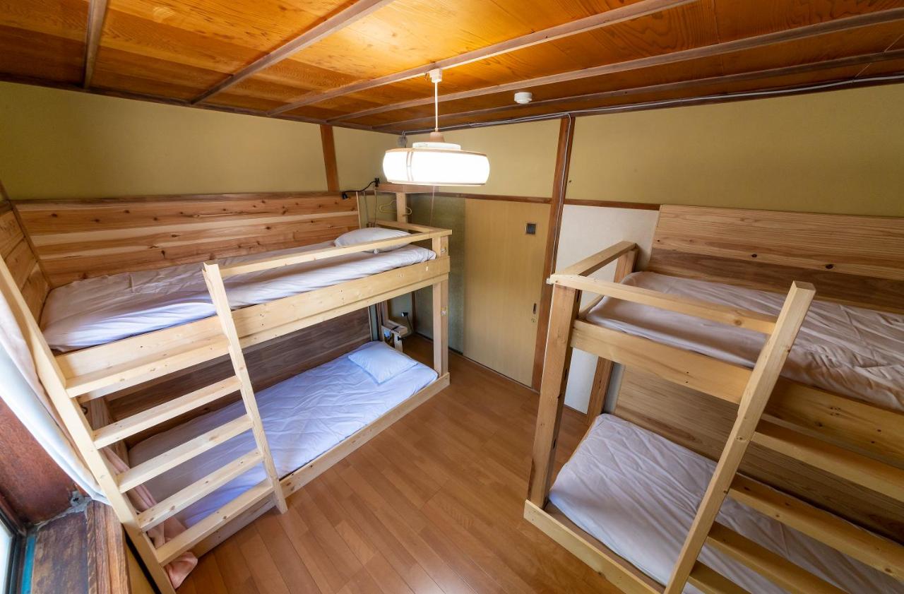 Cama en habitación compartida con 4 camas