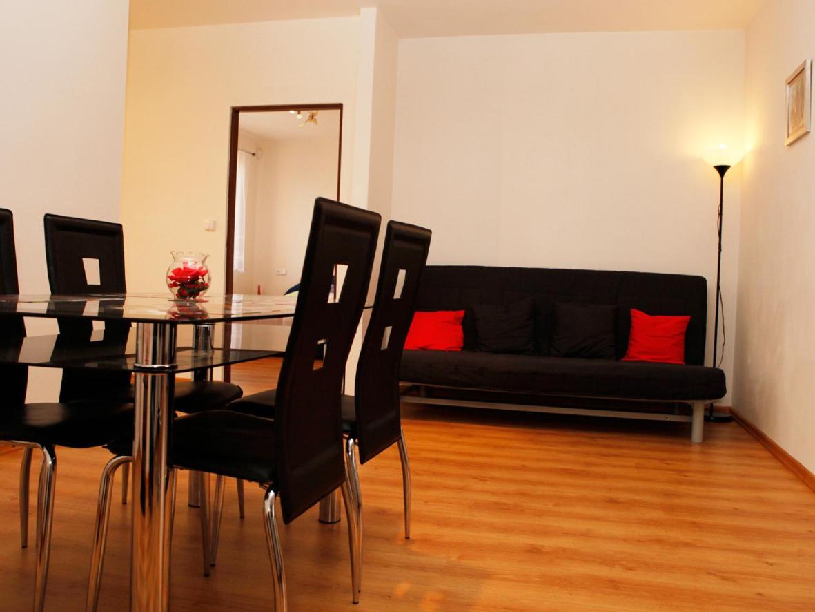 Apartment (6 Adults)