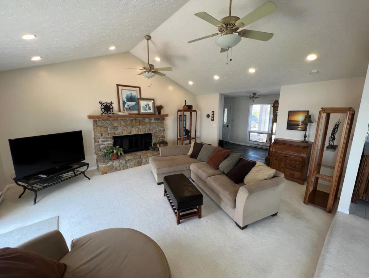 4 Bedroom Lakefront Home with Private Beach on Cedar Point Chaussee - B&B Sandusky