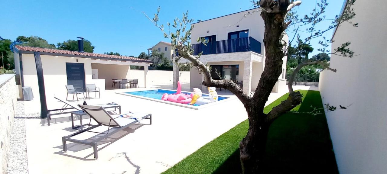 Villa Salvore - new luxury house, heated pool, near beaches, playroom - Istria - Bed and Breakfast Savudrija