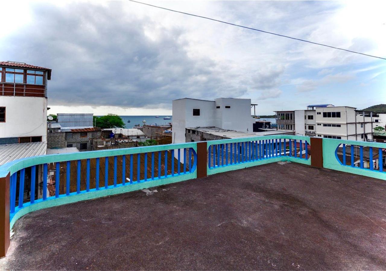 Apartment in San Cristóbal with 2 Bedrooms, 6 Beds, Living Room, Dining Room, Kitchen, Private Balcony, Terrace with Ocean View, Washer, Satellite Internet, Near Bars and Restaurants - Blue Horizon - Galápagos Home - Chambres d'hôtes Puerto Baquerizo Moreno