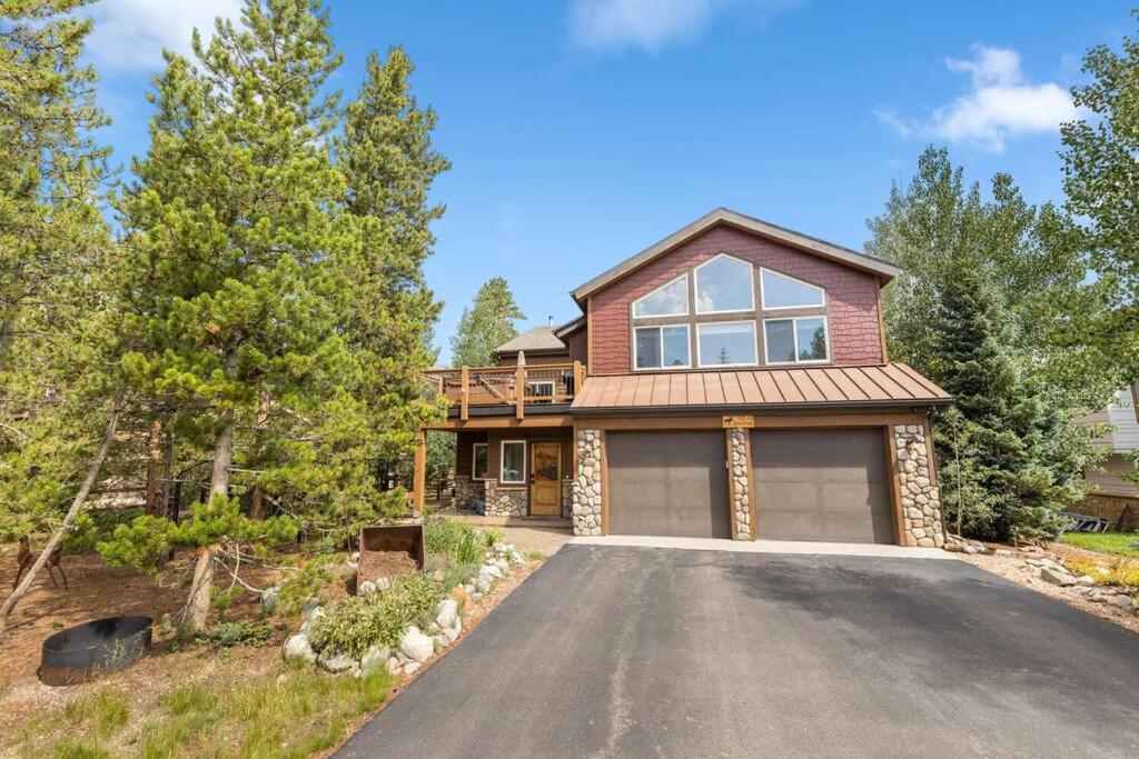 Cozy Alpine Fireside Haven near Majestic Slopes and Frisco Main Street Magic - B&B