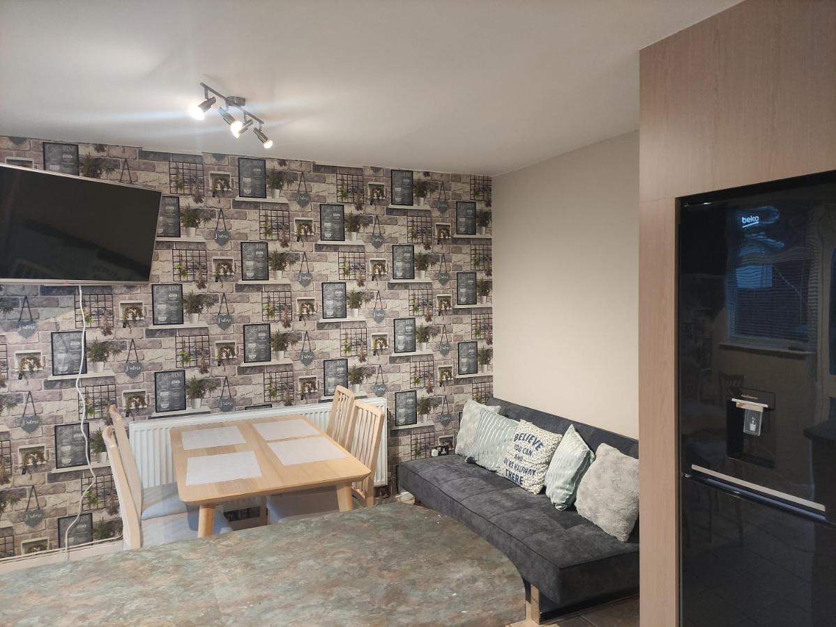 Perfect Place in Walsall/ 4 bedroom / long term workers or family home - Ferienwohnung Walsall