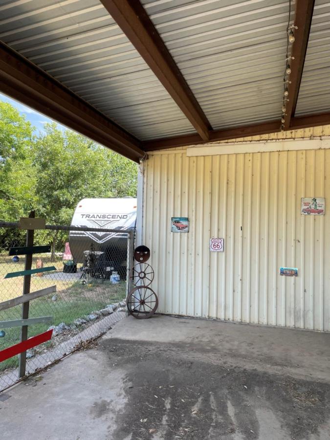 Pet Friendly Graham Home Route 66 at The Mistletoe Farm - Ferienwohnung Graham