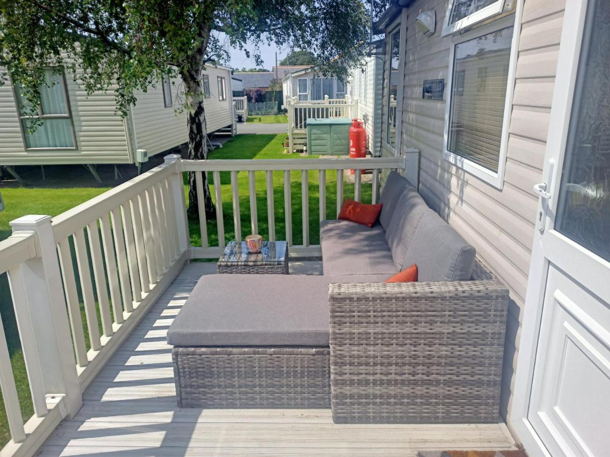 B&B Prestatyn - 2 Bedroom Static Caravan C3 on quiet park near Talacre and Prestatyn - Bed and Breakfast Prestatyn