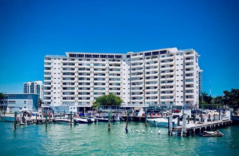 Premium Modern waterfront apartment with Miami Skyline view on the bay 5 mins drive to Miami Beach with free parking - Ferienwohnung