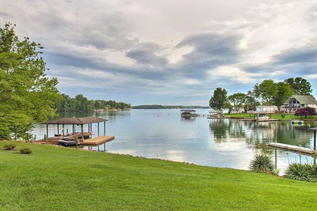 B&B Penhook - Home Away from Home Lake House w/EASY Dock access - Bed and Breakfast Penhook