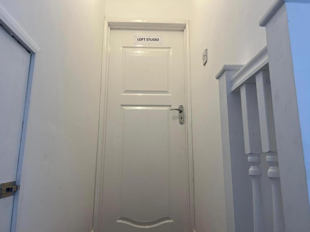 Remarkable 1-Bed Studio Apartment in Redbridge - B&B Ilford