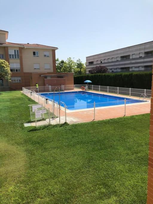 VUT EL PARQUE -con piscina en verano - APARCAMIENTO EN CALLE Y PARKING GRATIS EN EL CENTRO - B&B