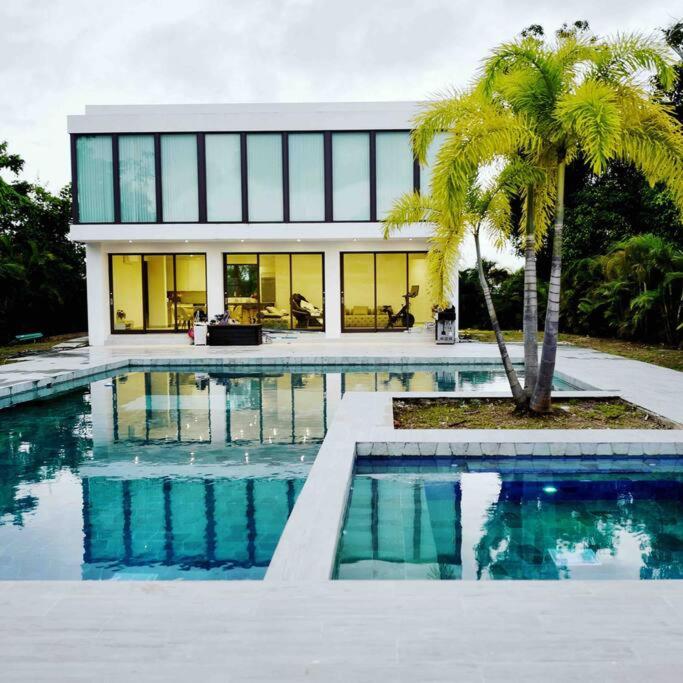 B&B Dorado - Ultimate Beach Getaway, Luxury villa in Ritz-Carlton, Dorado 5 mins to Beach - Bed and Breakfast Dorado