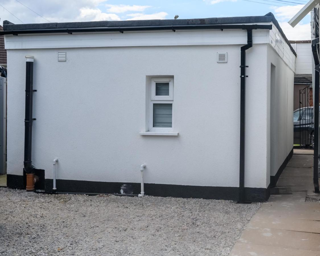 Modern and Stylish 1-Bedroom Guesthouse near M6 J10 Perfect for Business Stays & Couples Free Parking & Wi-Fi - Chambres d'hôtes Willenhall