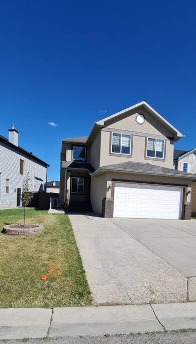 Spacious comfortable Air-Conditioned. Near airport! - B&B Calgary