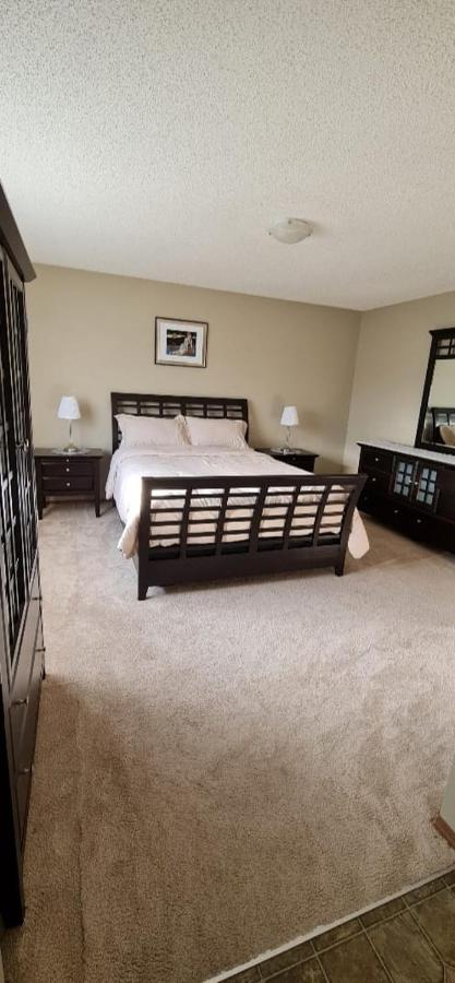 Spacious comfortable Air-Conditioned. Near airport! - B&B