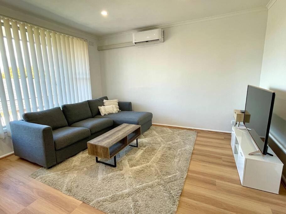 B&B Dandenong - Central Apartment near Dandenong Hospital & Market - Bed and Breakfast Dandenong