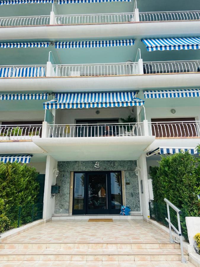 Très bel appartement sur la plage avec grande terrace face à la mer! La Goelette - B&B
