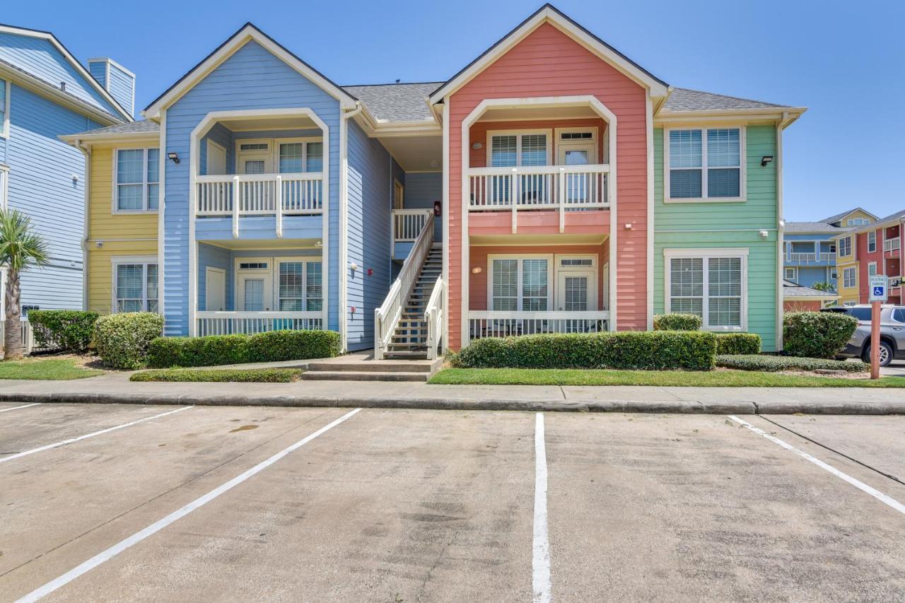 Steps to Beach and Seawall! Galveston Condo with Pool - Ferienwohnung Galveston
