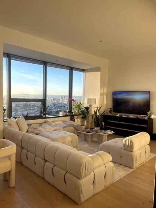 Luxury Highrise Condo Downtown LA - B&B Los Angeles