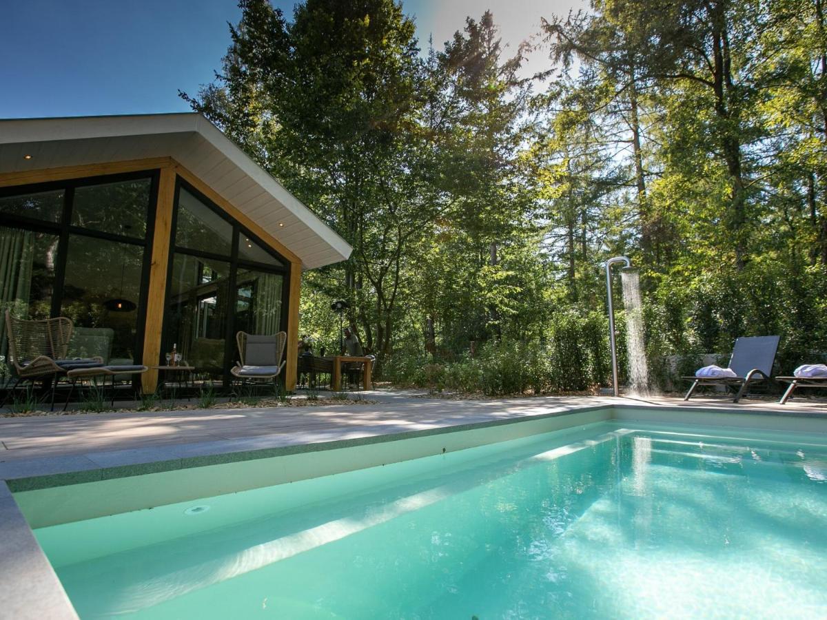 B&B Rhenen - Luxury lodge with private swimming pool, located on a holiday park in Rhenen - Bed and Breakfast Rhenen