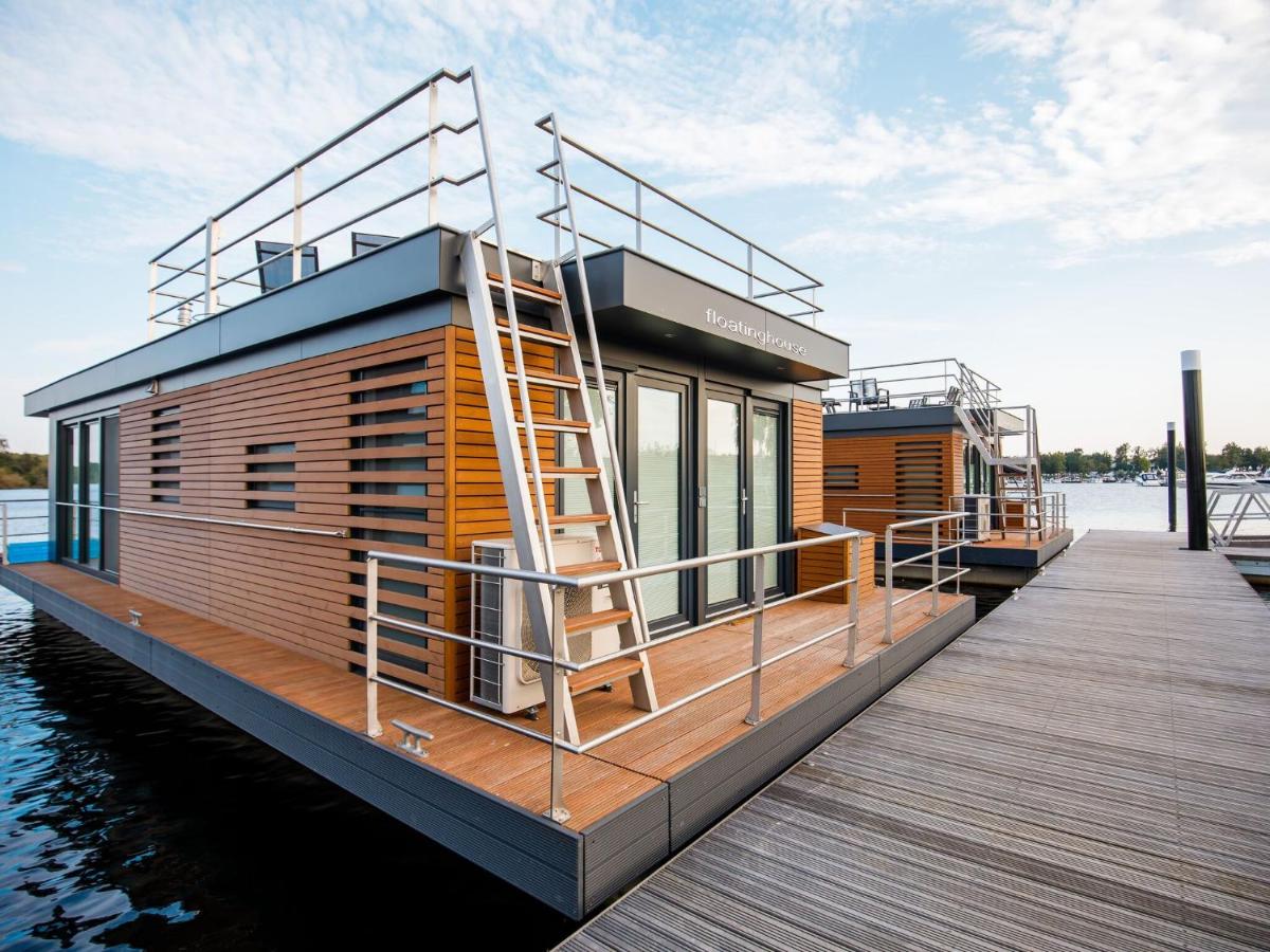 B&B Well - Houseboat with a view over the Leukermeer, on the edge of a holiday park - Bed and Breakfast Well