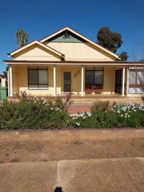 B&B West Wyalong - Stay @ Ray's - Bed and Breakfast West Wyalong
