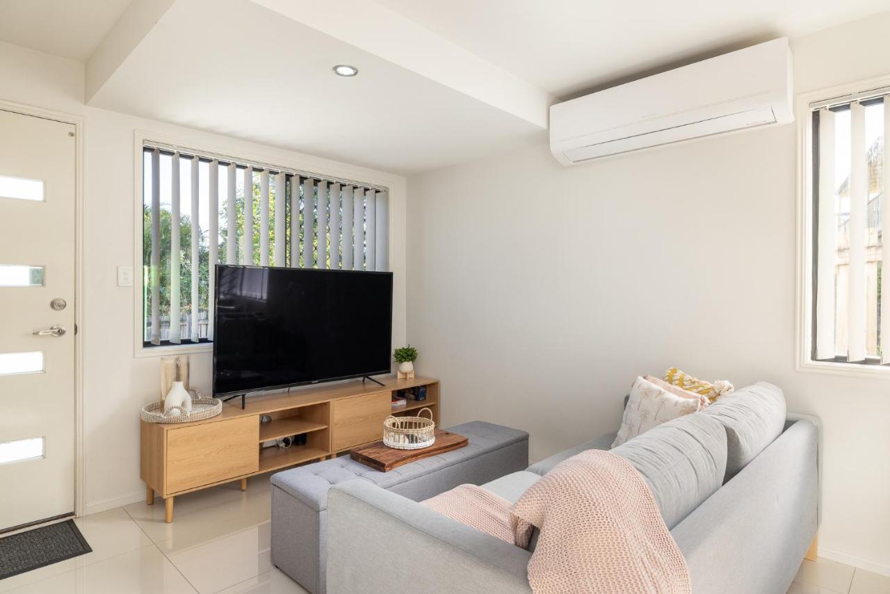 B&B Brisbane - 2 Bedroom! Great Location & Walk to Train - Bed and Breakfast Brisbane