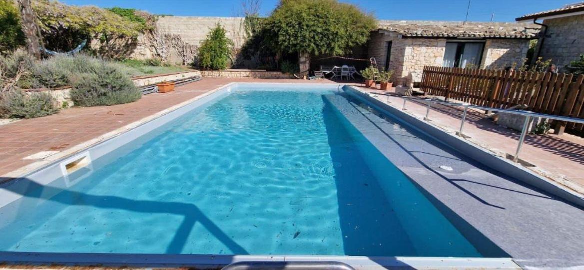 Camera Tripla con Vista Piscina 