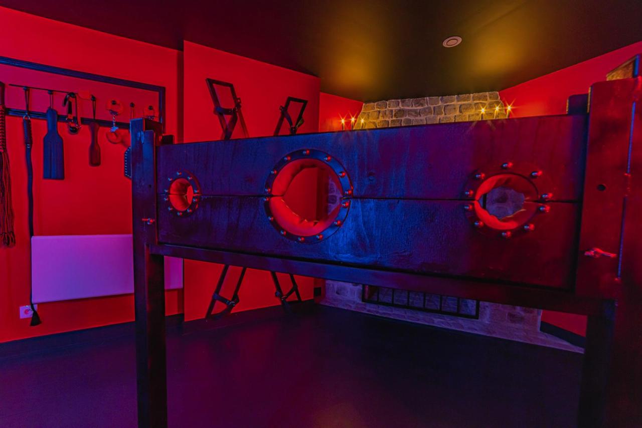 Playroom XXL Loft LOVE Room avec Espace spa Terrasse vue sur les toits Salle de jeux pour adultes Libourne centre 10 min de St Emilion Proche Bordeaux - B&B Libourne