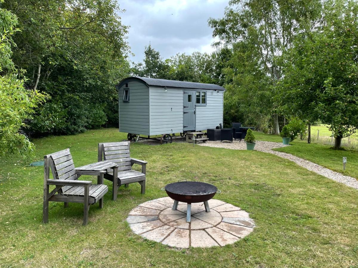 B&B Battle - Greatwood Shepherds Hut - Bed and Breakfast Battle