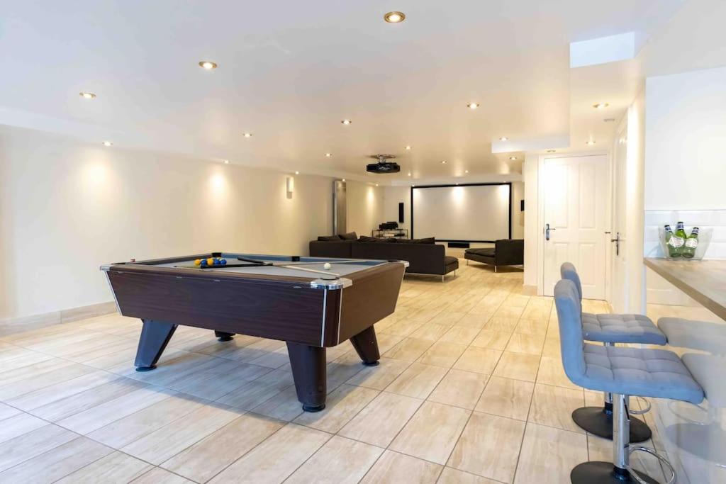 Huge 6 Bed House with Entertainment room and Hotub - Ferienwohnung
