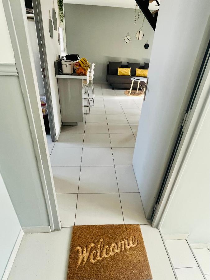 SUPERBE DUPLEX DESIGN NEUF 2 CHAMBRES, CLIMATISE TOUT CONFORT, FACILE D,ACCES STATIONNEMENT GRATUIT - Chambres d’hôtes