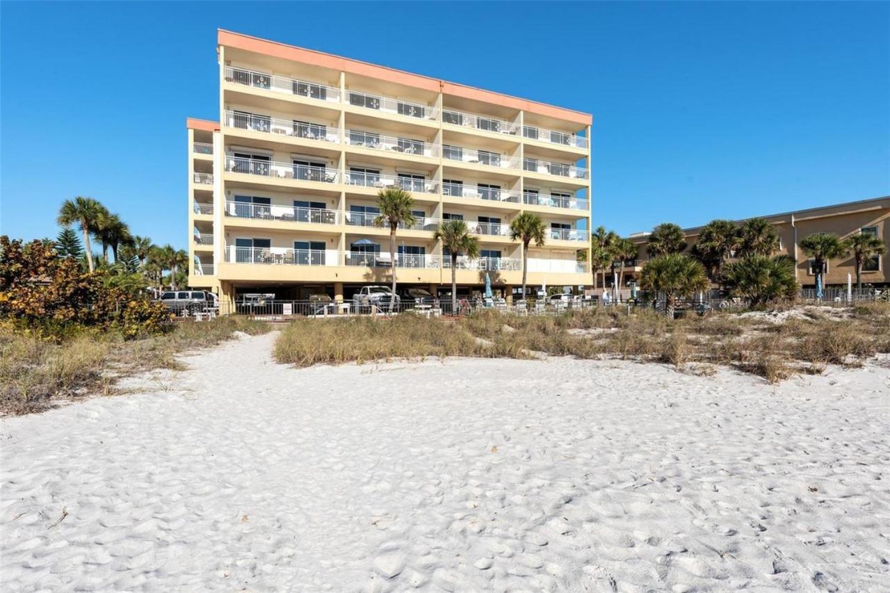 Oceanfront View of Madeira Beach, Steps to the Beach - Madeira Norte Condo - B&B