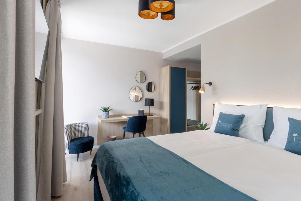 Superior Double Room with Terrace and Partial Lake View