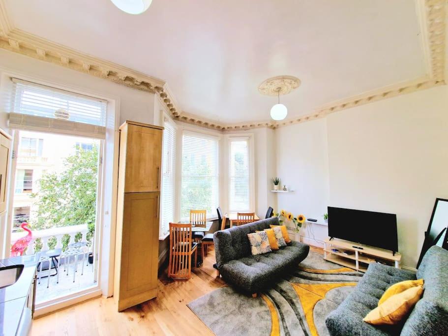 B&B London - Balcony Flat, 1st floor, with 2 Bathrooms near Tube Station - Bed and Breakfast London