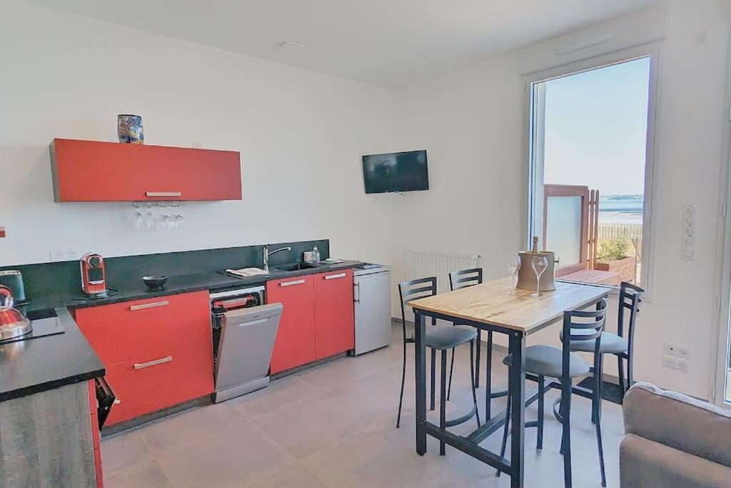 Appartement pour 3 personnes Sur la plage Les pieds dans leau - Chambres d'hôtes Plonévez-Porzay