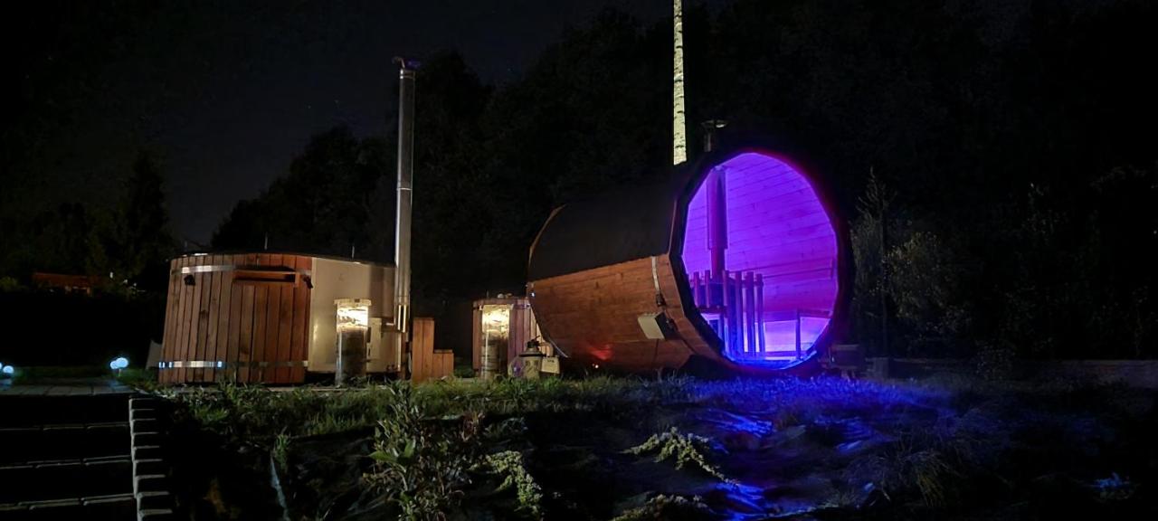 ArPioNa dom nad jeziorem z jacuzzi, sauną i placem zabaw - Chambres d'hôtes Dąbrówka