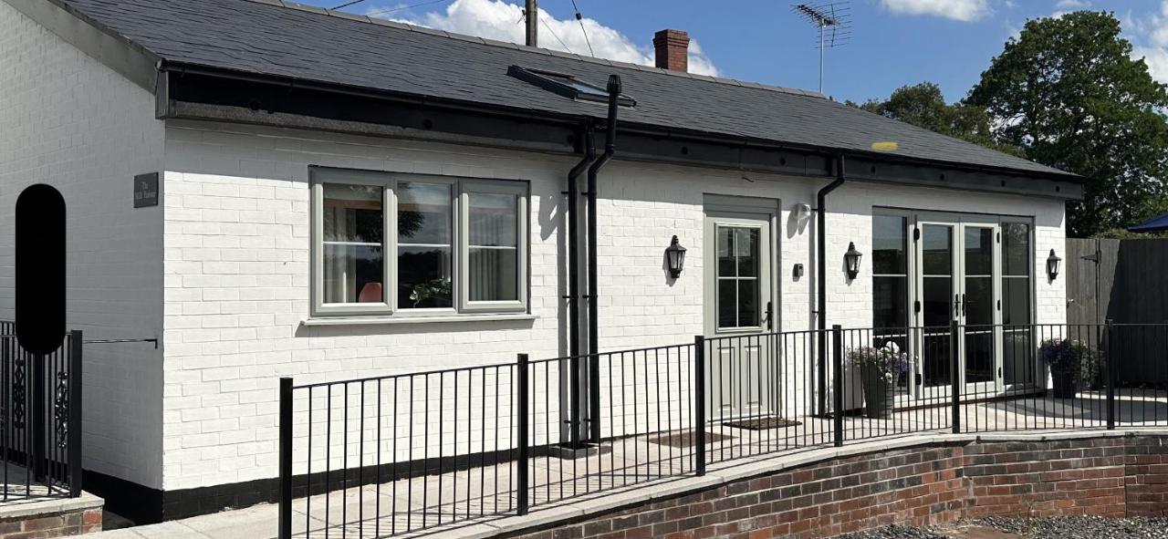 Finwood Green Farm Holiday Cottages-The Calf Shed and The Milk Parlour - B&B
