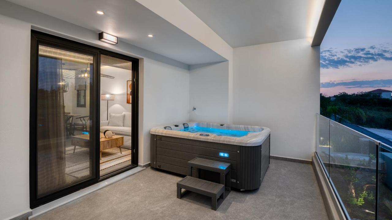 One-Bedroom Suite with Outdoor Hot Tub