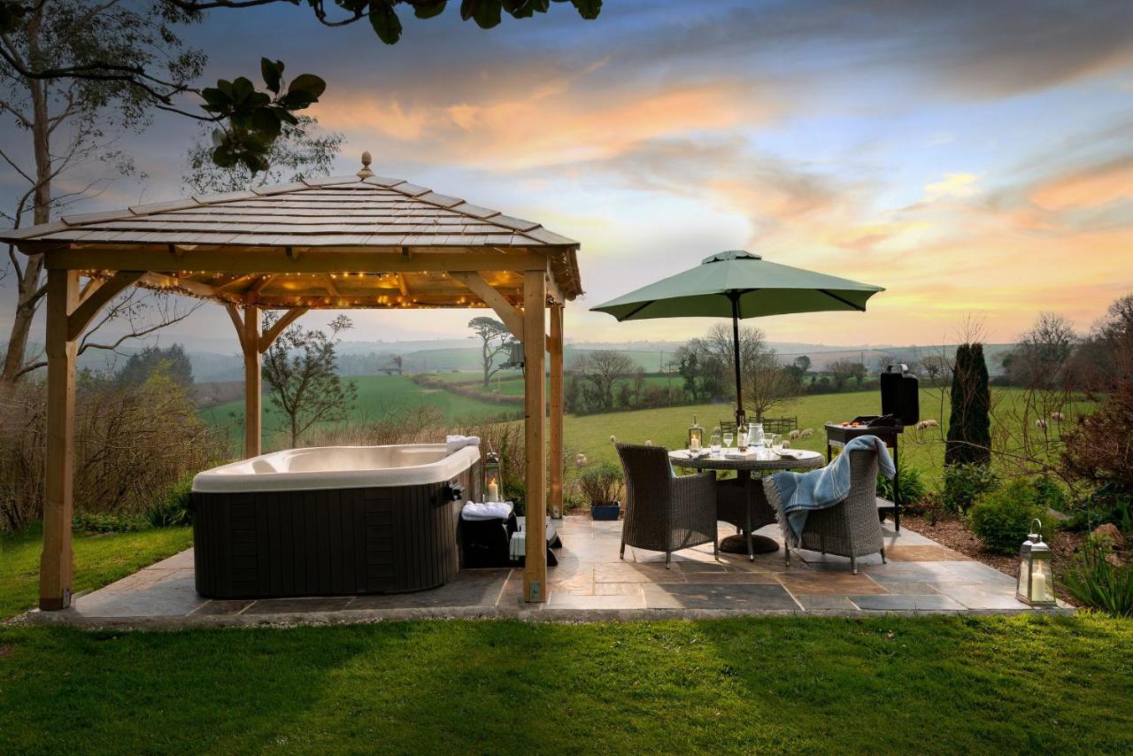 Linhay at East Trenean Farm -Luxury retreat for 2 with stunning rural views, private hot tub and EV charging - Chambres d'hôtes Looe