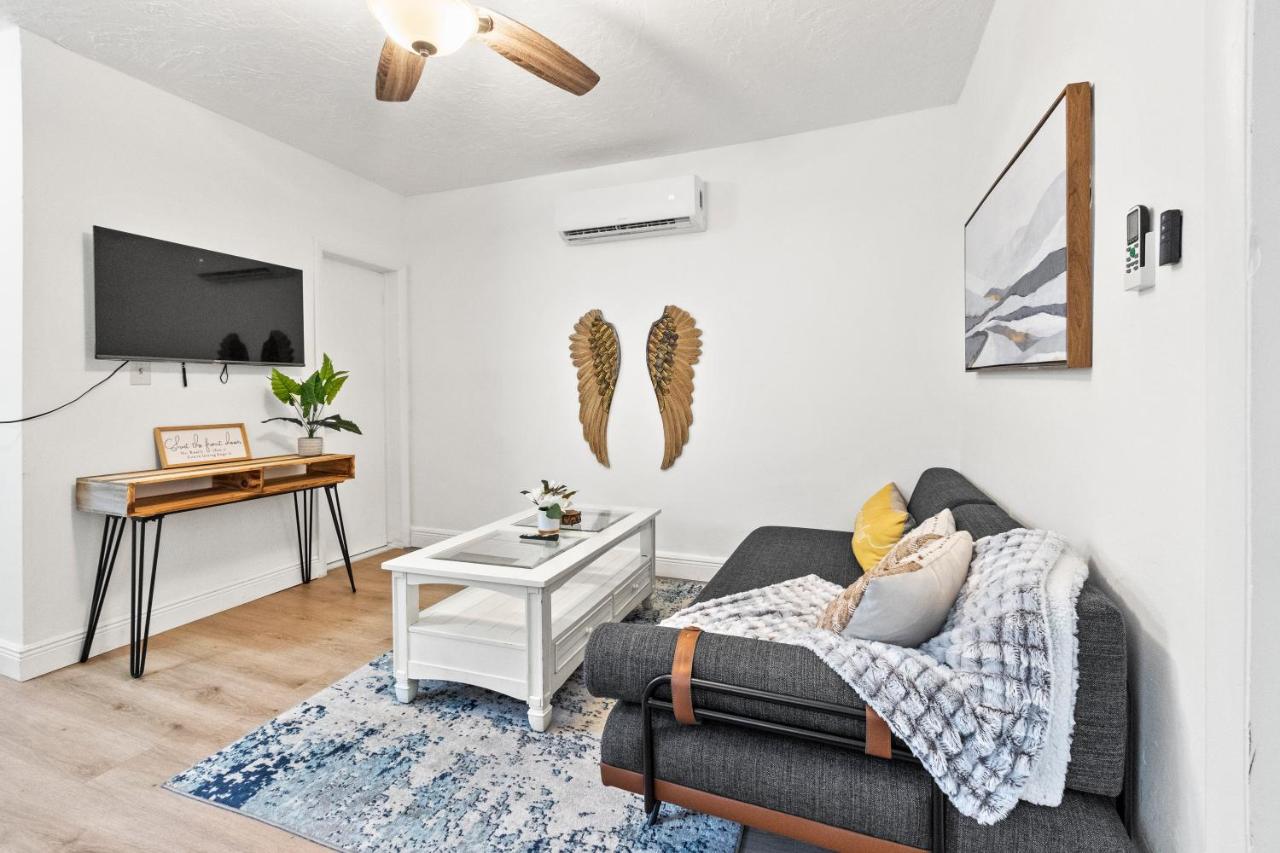 Intimate Casita Mia minutes away from Airport, Calle 8, Brickell, Coral Gables, The beach and more! - Chambres d'hôtes Miami