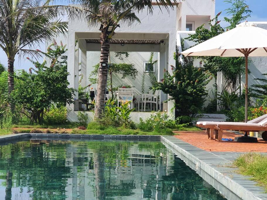 Hồ Lân Retreat, Beachfront Villa, 4 Bedrooms, Private Pool - B&B