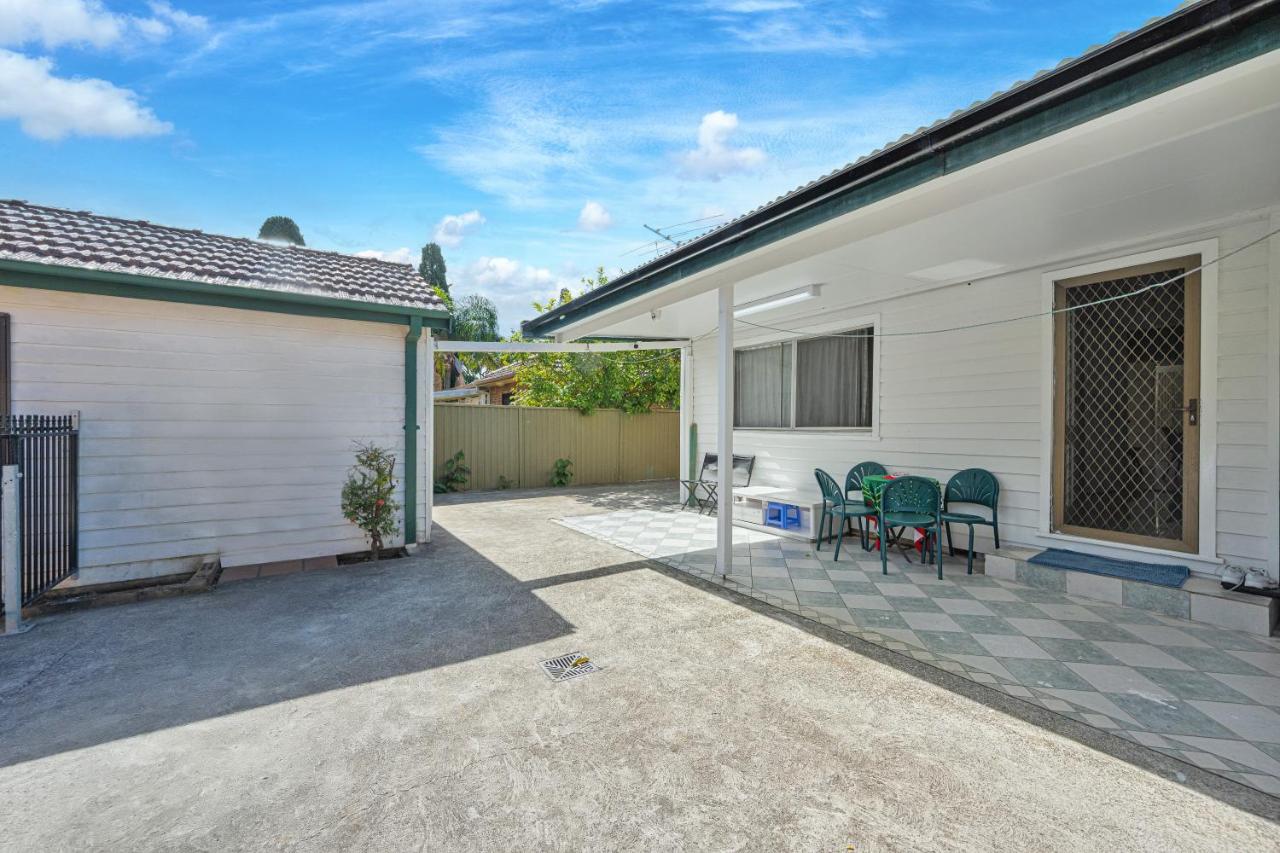 Belmore Brand new renovated 3Br house AC & Parking - B&B Sydney