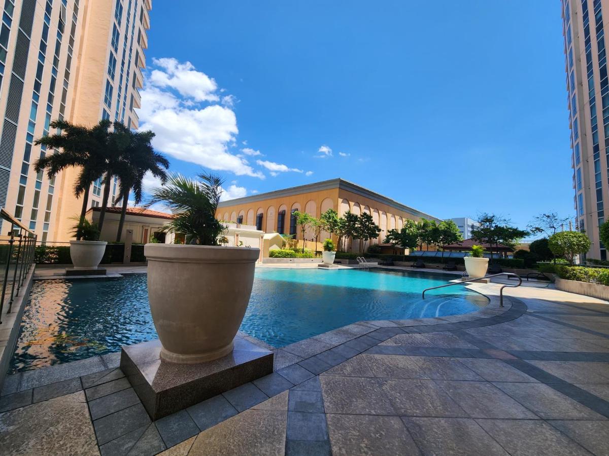 Spacious Cozy Suite at The Venice Mall with FREE Parking and Washing Machine - B&B Manila