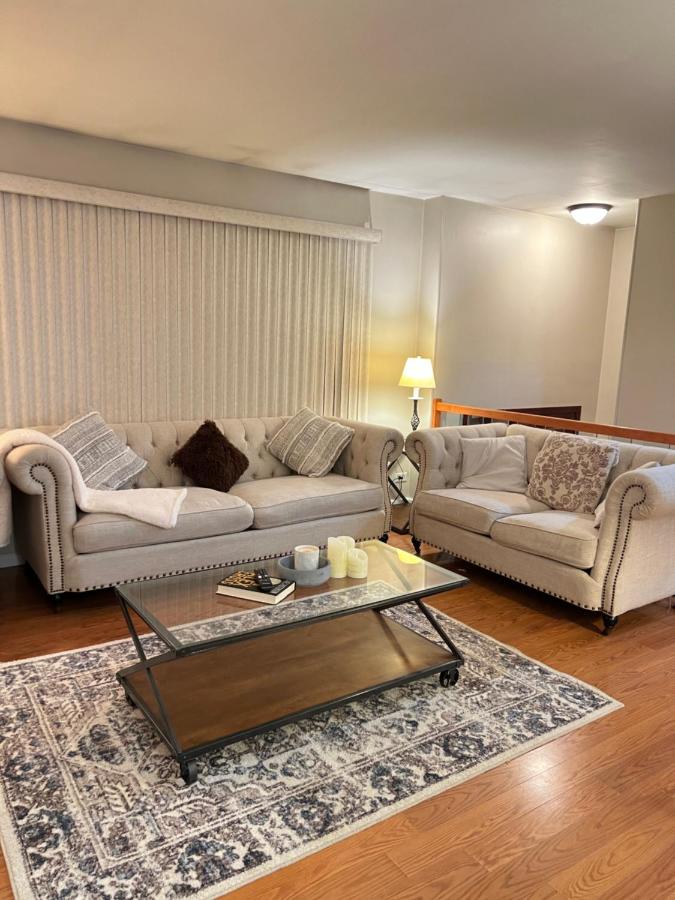Luxe 3BR, 2BA + Hot Tub - B&B Elmhurst