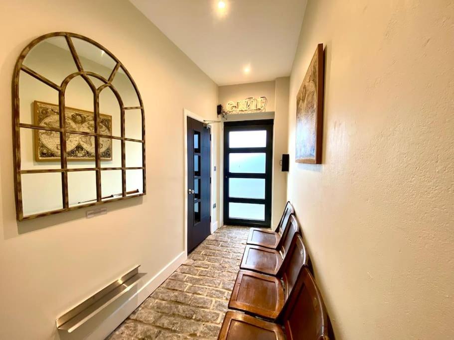 Stunning Little House on Poole Quay - Free Secure Parking & WiFi - in the heart of the Old Town - Great Location - Free Parking - Fast WiFi - Smart TV - Newly decorated - sleeps 2! Close to Poole & Bournemouth & Sandbanks - B&B Poole
