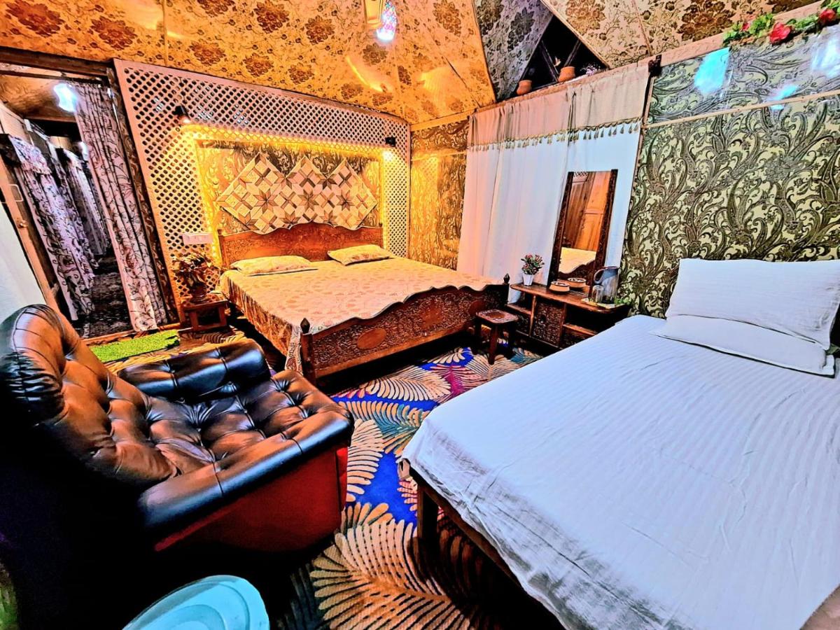 B&B Srinagar - King of kings Houseboat - Bed and Breakfast Srinagar