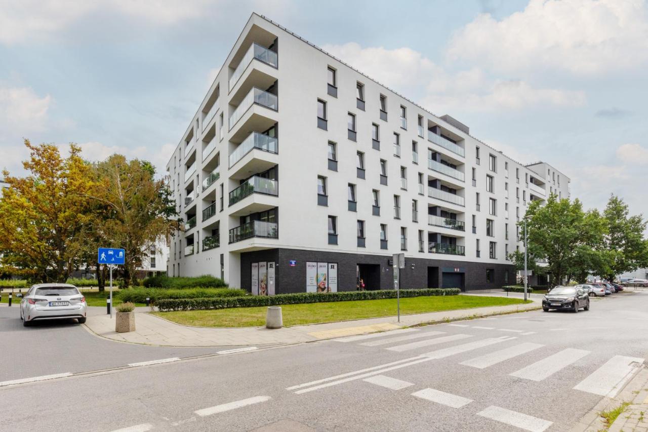 Trendy Apartment with AC and Parking in Warsaw by Noclegi Renters - B&B