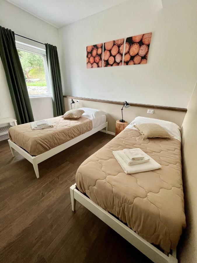 Tweepersoonskamer met 2 Aparte Bedden en Gedeelde Badkamer