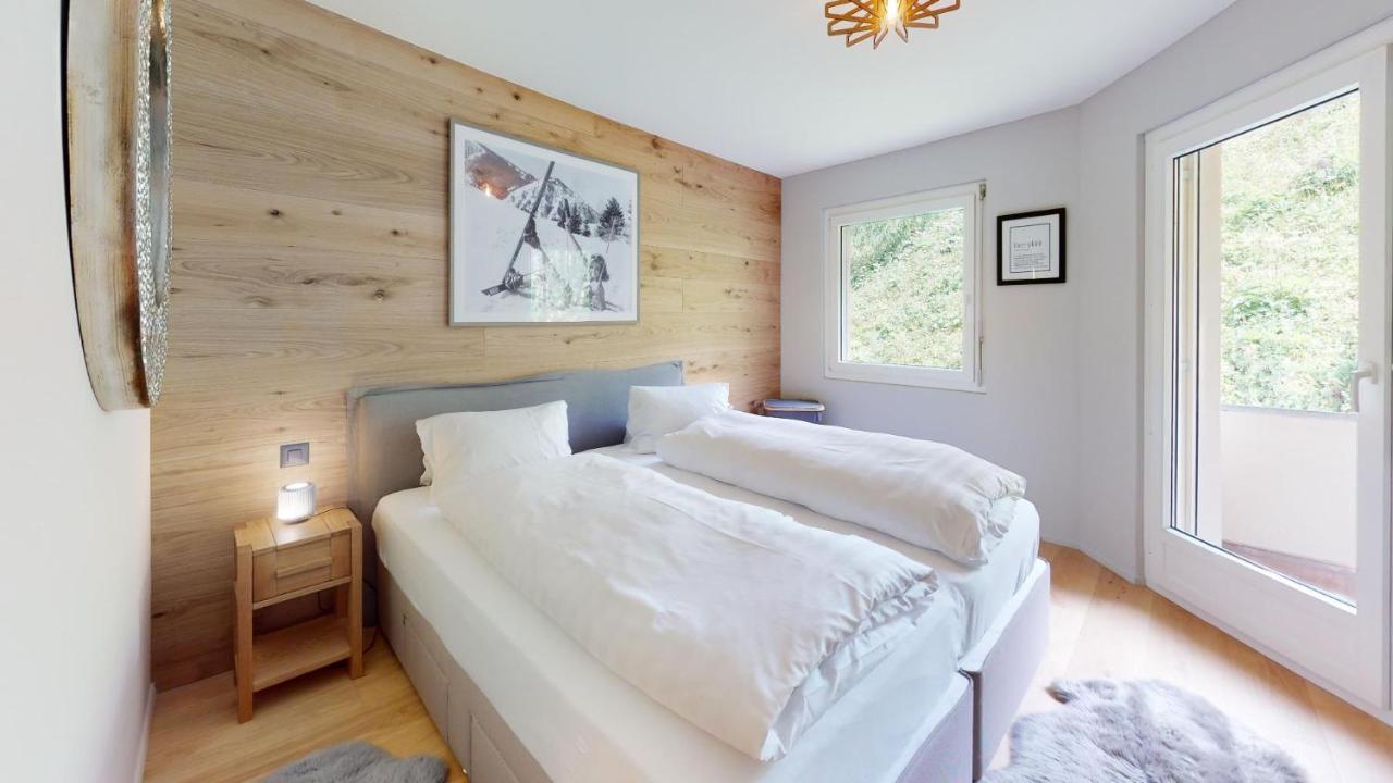 Apartment with Mountain View