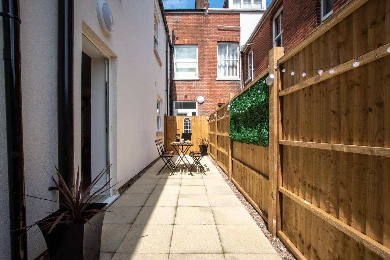 Welcome - BUSINESS or PLEASURE! Southampton 'City Vibes' # Stylish Apartment with Outdoor Courtyard! 1-4 Guests BOOK YOUR CITY BREAK or PRE-CRUISE STAY! CLOSE TO MAYFLOWER THEATRE, UNIVERSITIES, CRUISE TERMINALS, HOSPITALS & SHOPS! - Chambres d'hôtes Southampton