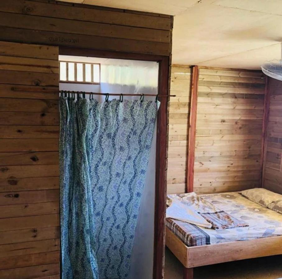 Tweepersoonskamer met 2 Aparte Bedden en Eigen Badkamer